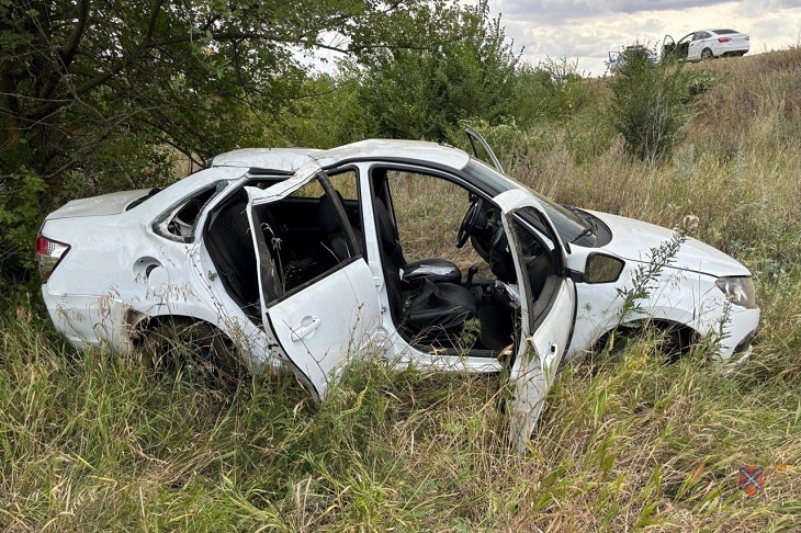 Две женщины пострадали в результате автокувырка с трассы под Волгоградом