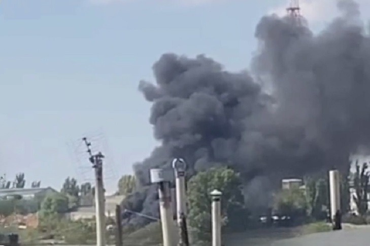 В промзоне на западе Волгограда тушат крупный пожар