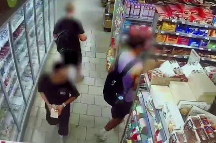 В Волгограде засняли на видео подростков, за ночь обокравших семь магазинов