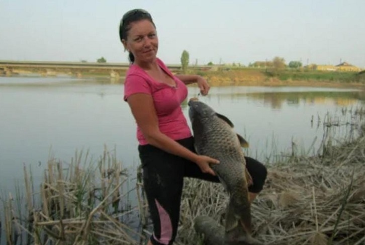 Красотка из Волгограда голыми руками выловила 15-килограммового сазана