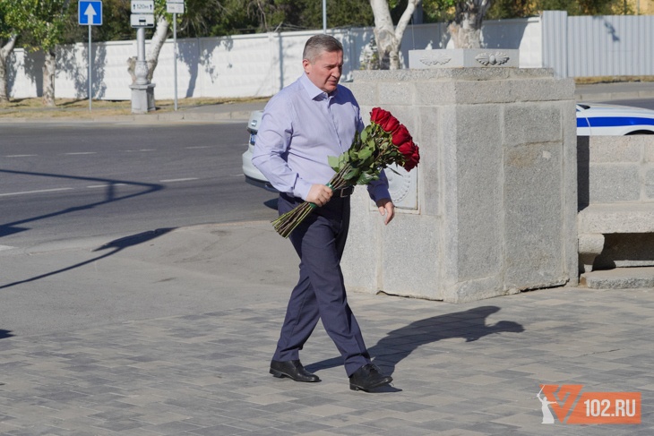 Андрей Бочаров почтил память жертв бомбардировки Сталинграда