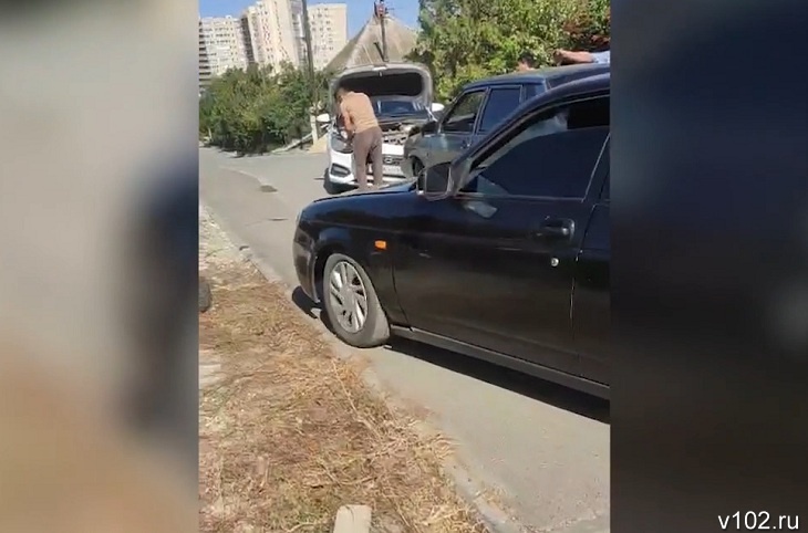 «Живем, как на трассе»: волгоградцы боятся выйти на улицу из-за потока машин