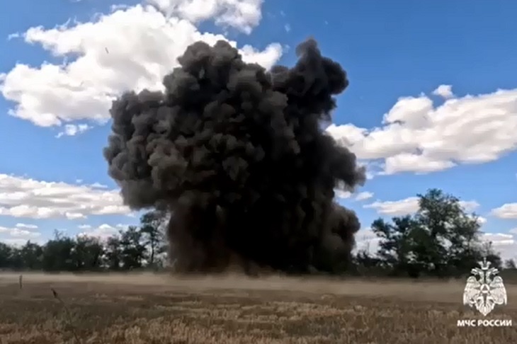 МЧС показало видео подрыва двух авиабомб под Волгоградом