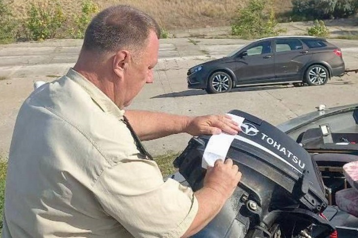 Рассекающего по Волге у пляжа пьяного лодочника задержали на юге Волгограда