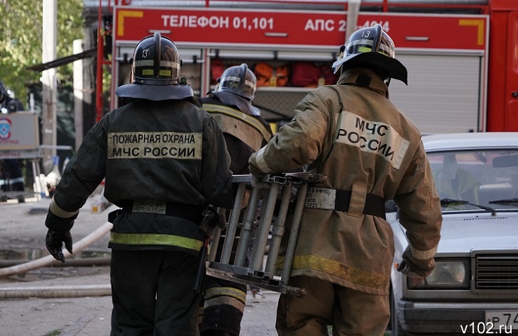 В Волжском загорелся павильон на рынке «Валентина»