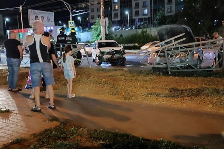 «Машины перепутали при оформлении протокола»: в Волгограде ищут очевидцев ДТП с двумя иномарками на Семи ветрах
