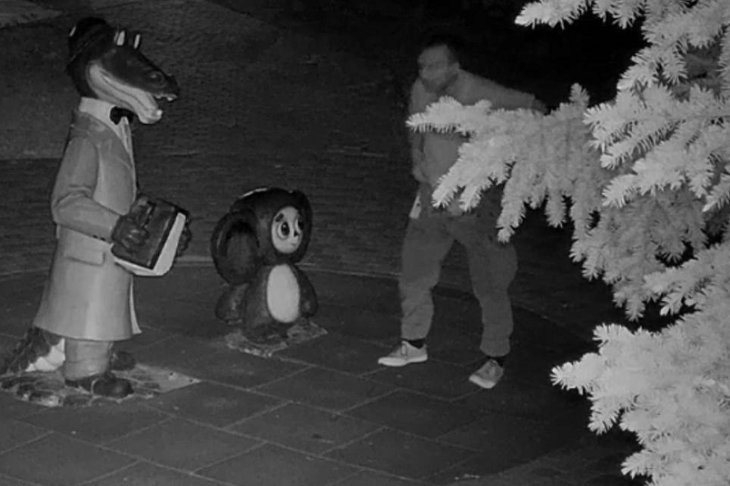 В Волжском мужчина со спущенными штанами и в позе «А-А» над Чебурашкой попал на видео