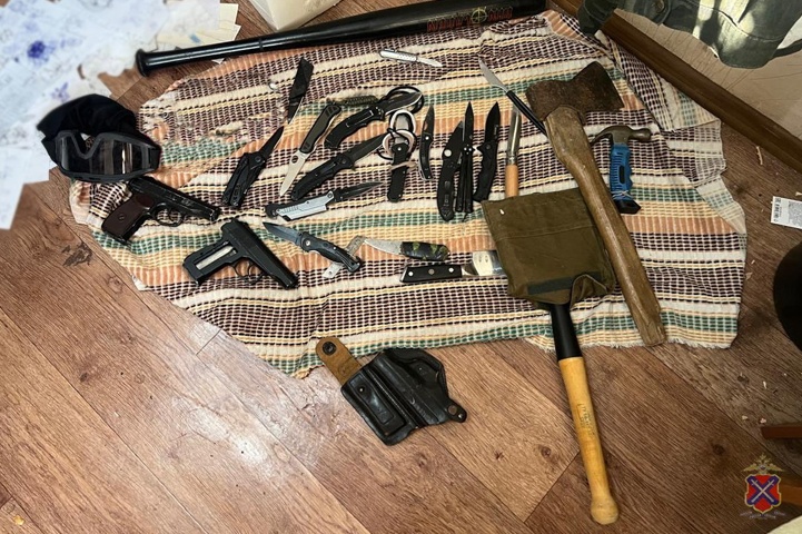 В Волгограде силовики изъяли у подростка арсенал ножей и два пистолета