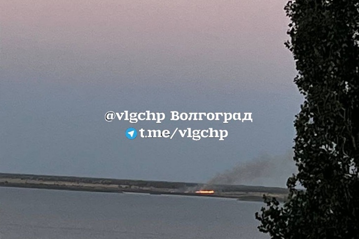 В Николаевске пламя охватило 1 га у берега Волги: на месте работают спасатели