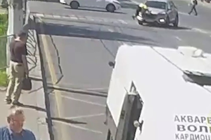 В Волгограде засняли наезд Hyundai на пешехода у Казачьего театра