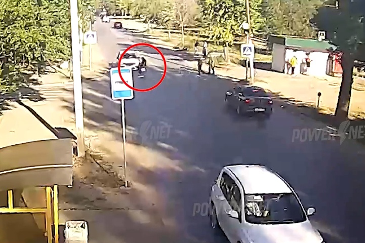 В Волжском засняли жуткий наезд иномарки на мать с ребёнком на ул. Горького