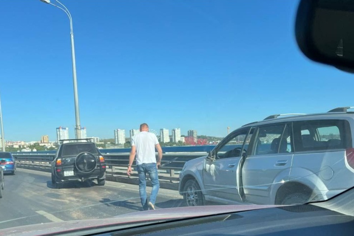 В Волгограде из-за ДТП встало движение на мосту через Волгу