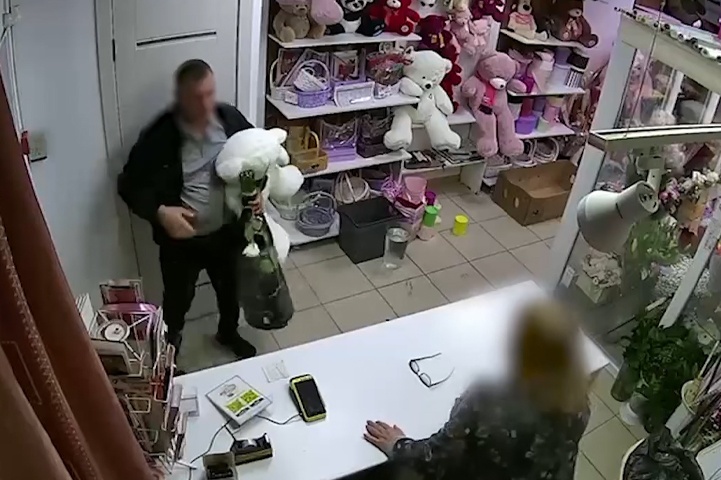 «Оставь его»: в Волгограде засняли похищение мишки из цветочного магазина