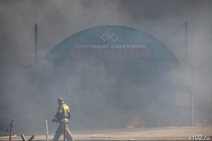 Пожар на рынке в Волгограде: большой фоторепортаж с места ЧП