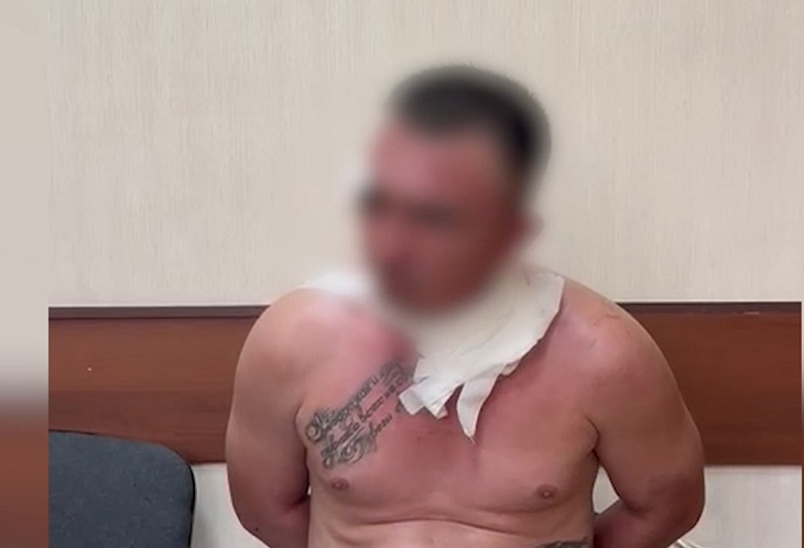 «Проткнул себя ножницами»: волгоградец задержан за убийство знакомой и ее дочери