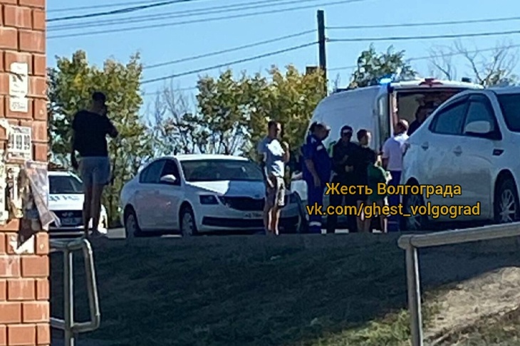 В Волгограде подросток на электросамокате попала под колёса иномарки на ул. Санаторной