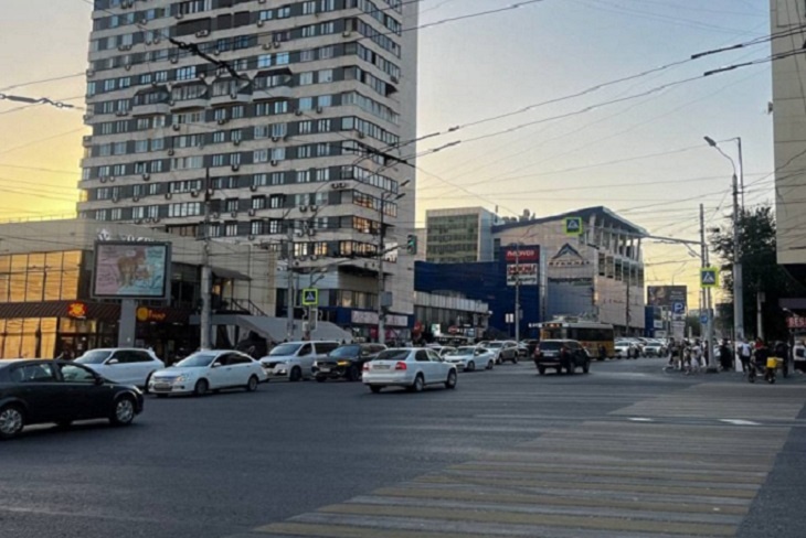 Пешеходов в центре Волгограда огородили от потока машин