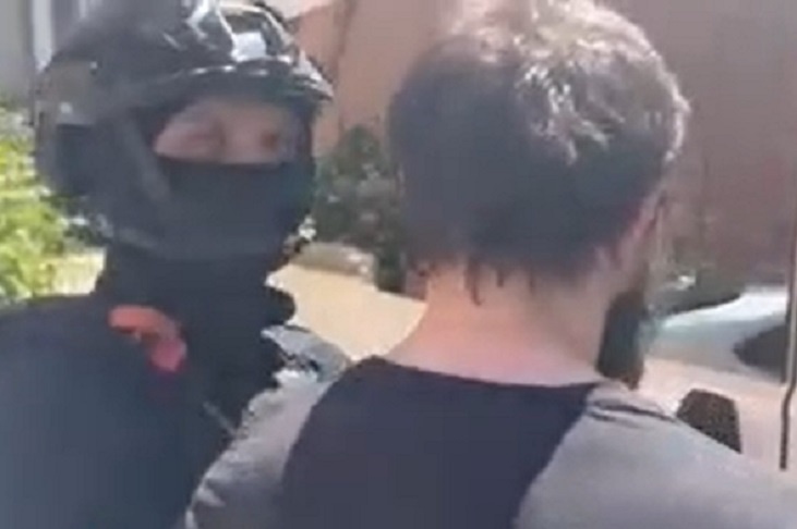 ФСБ уложила лицом в пол волгоградца за поддержку украинских террористов в Сети
