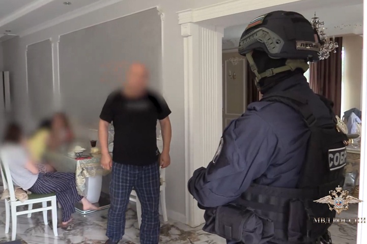 «Регистрировали пачками»: в Волгограде СОБР взял штурмом дворец миграционной мафии