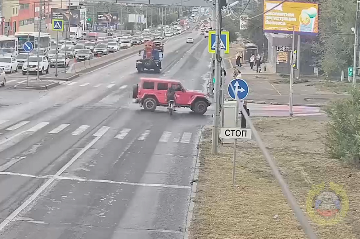 В Волгограде водитель мопеда воткнулся в гламурный джип: видео