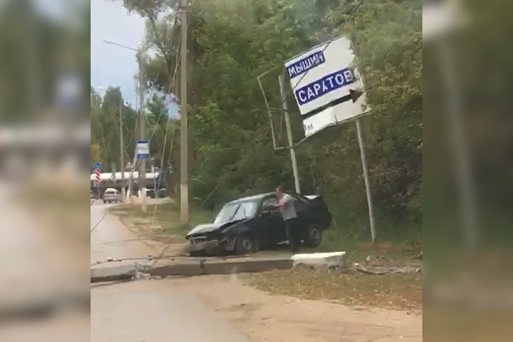 «Он невменяемый»: в Жирновске водитель иномарки свалил на дорогу столб с проводами