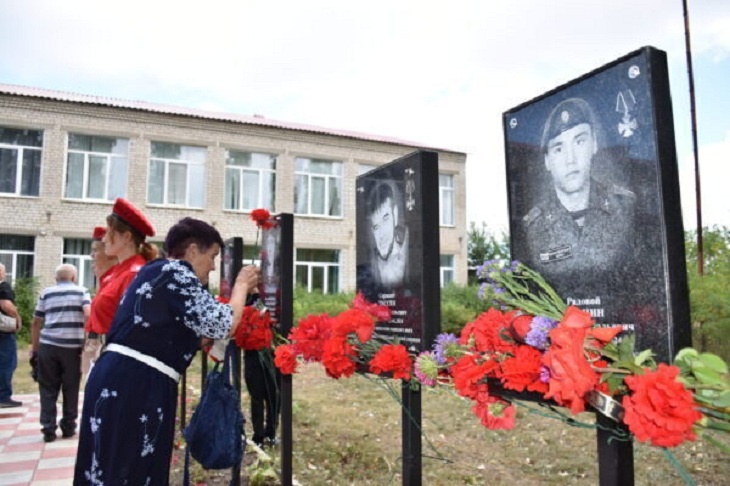 В школе под Волгоградом открыли мемориальные доски в честь двух героев СВО