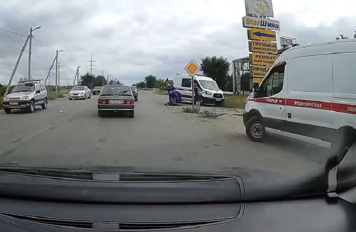 В Волжском в ДТП попали мотоциклист и велосипедист