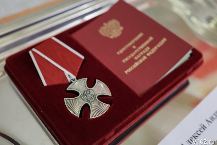 В Ленинске госнаграды погибших на СВО бойцов передали их семьям