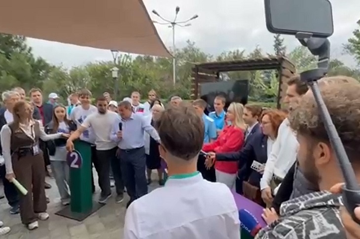 Андрей Бочаров рассказал молодежи о самом важном