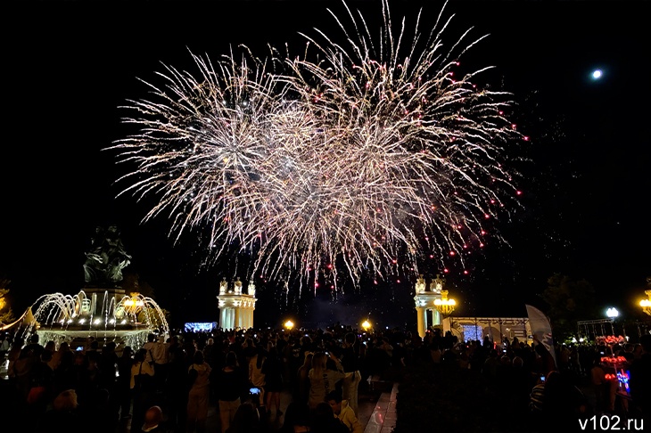 Над Волгоградом отгремел праздничный фейерверк: фото и видео