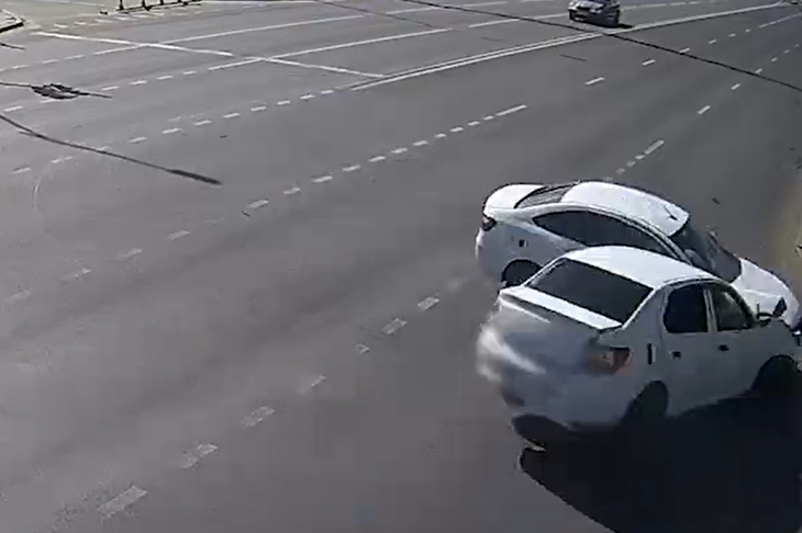 В Волгограде Renault влетела в легковушку и опрокинулась: видео