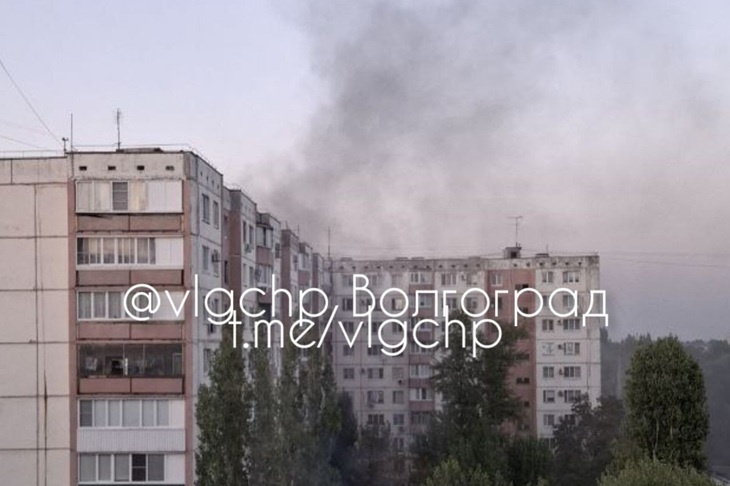 На юге Волгограда горит еще один расселенный дом