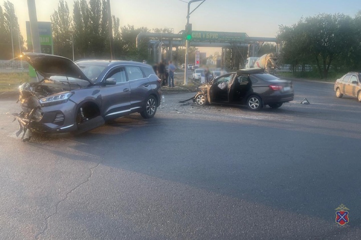 «Вырвало даже колеса»: в Волжском иномарка влетела в «Ладу» на ул. Логинова
