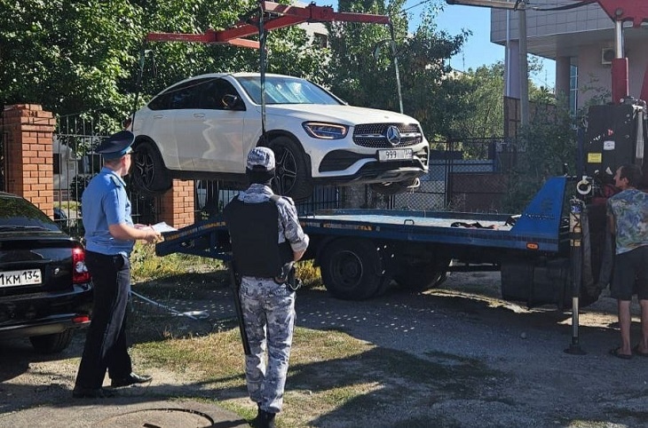 В Волгограде владелец Mercedes-Benz задолжал треть миллиона за ЖКХ
