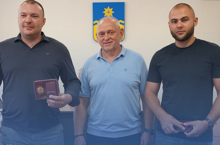 Глава ЛНР наградил двух волонтеров из Волжского
