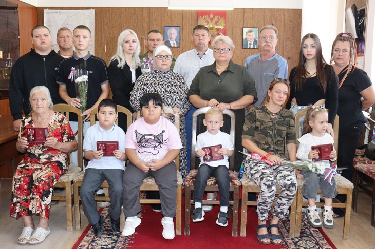 Под Волгоградом вручили ордена и медали родственникам погибших бойцов СВО