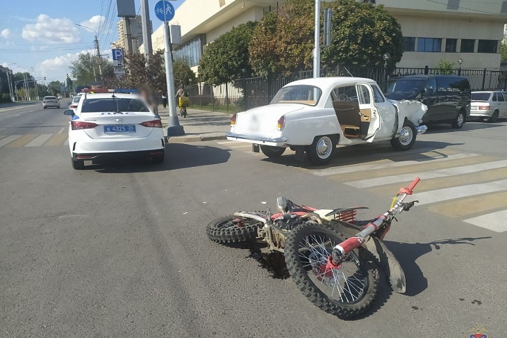 В центре Волгограда покалечился юный байкер в ДТП с ретро-авто