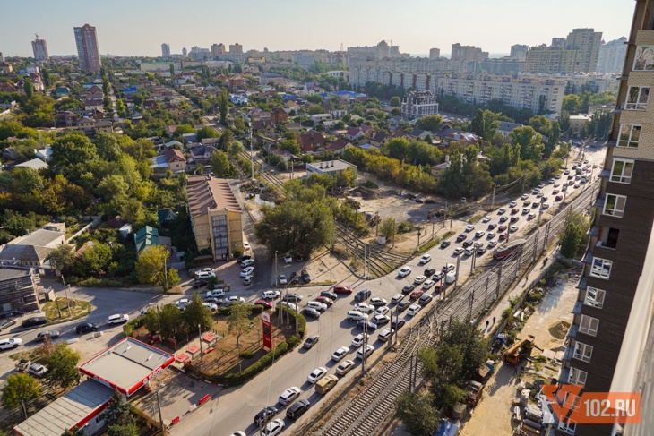 «Стоим ежедневно»: гигантскую пробку на Ангарском в Волгограде сняли на видео