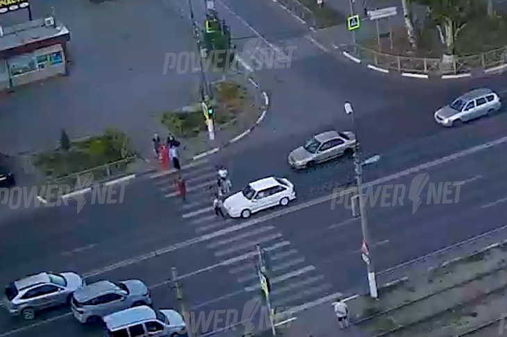 В Волжском засняли на видео жуткий наезд «Лады» на велосипедиста