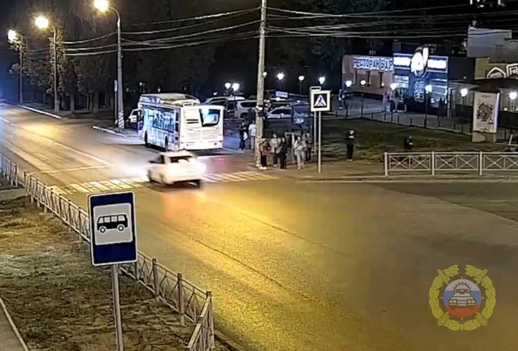 В Волгограде Лада снесла пешехода на переходе