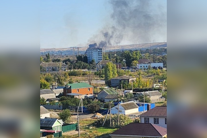 В Волгограде у посёлка Весёлая балка горит 3 тыс. кв. метров камыша