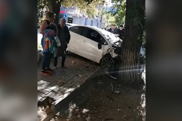 В Волгограде водитель иномарки сбил пешехода и протаранил дерево