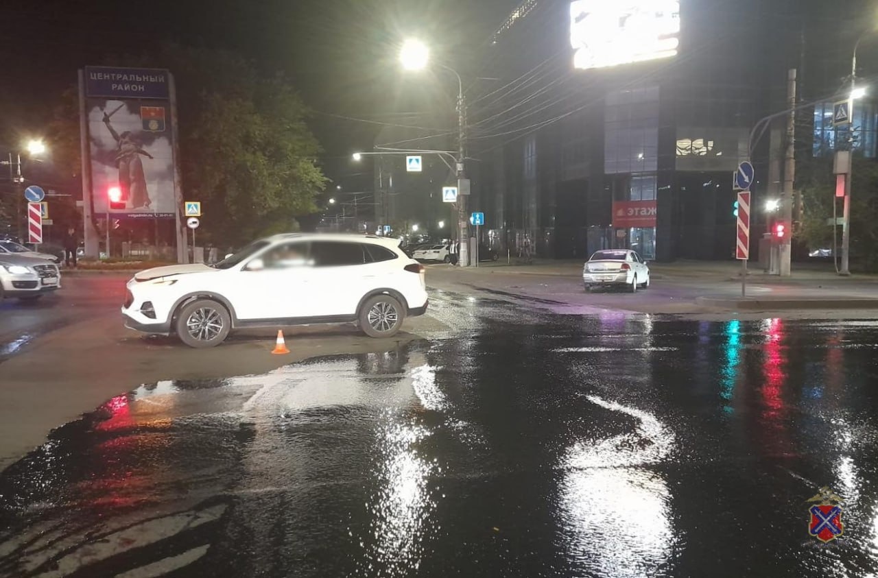 В Волгограде две иномарки не поделили перекрёсток на Белом аисте