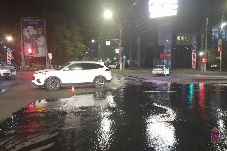 В Волгограде две иномарки не поделили перекрёсток на Белом аисте