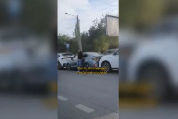 «Паровозик» из четырех машин и мотоцикла собрался у парка Русь в Волгограде