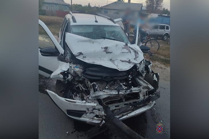 В Новоаннинском «Лада» на полном ходу впечаталась в «буханку»