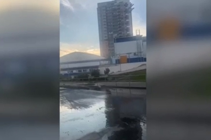 Пруд в «Родниковой долине» третью неделю захлебывается от нечистот в Волгограде