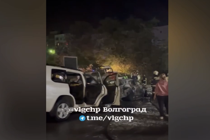 Стали известны подробности ночного пожара с двумя автомобилями в Волгограде