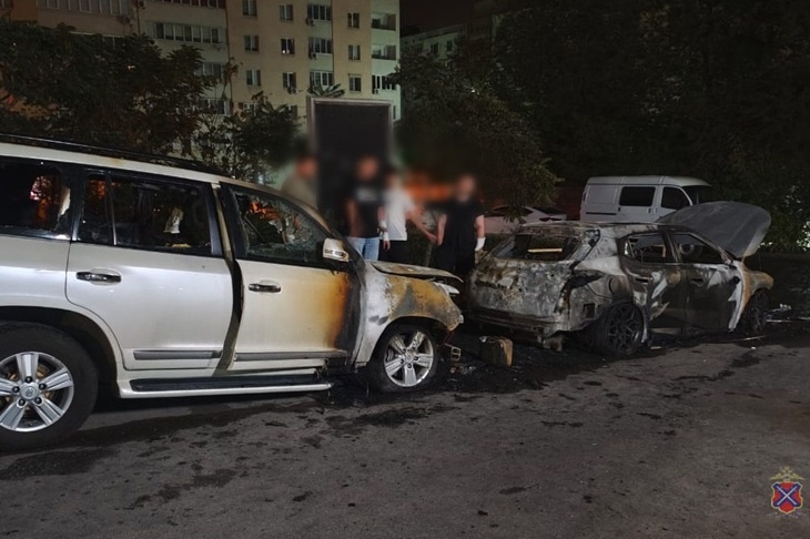 МВД: причиной возгорания двух авто в Волгограде стал поджог
