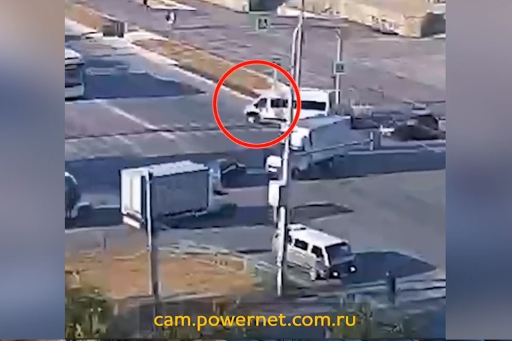 В Волжском опубликованы жуткие кадры наезда маршрутки на школьницу